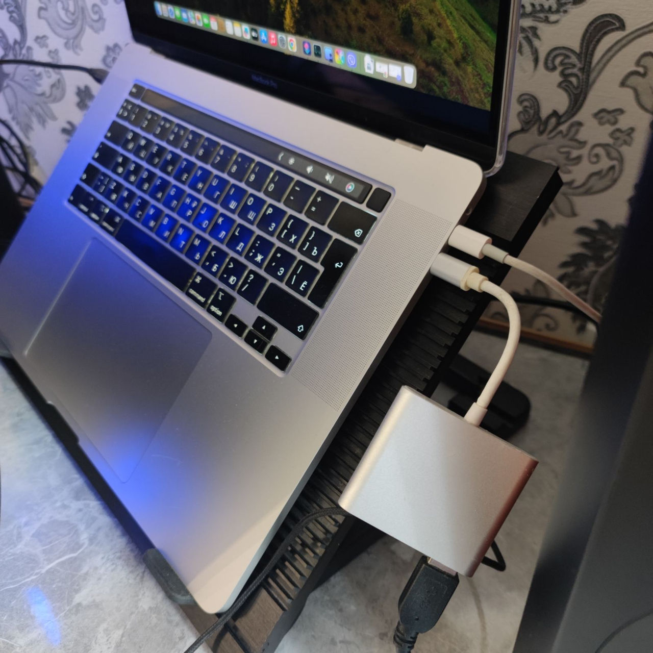 MacBook Pro 16 Retina 2019 Core i7 9750H/16Gb DDR4/512Gb SSD/4Gb Radeon Pro 5300M/16" 14 foto 1