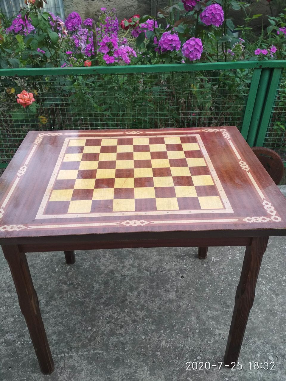 Стол со скамьями шахматный