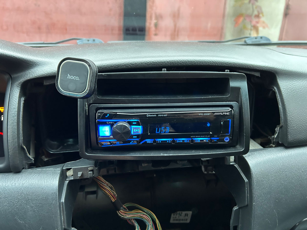 Alpine UTE-200BT фото 3