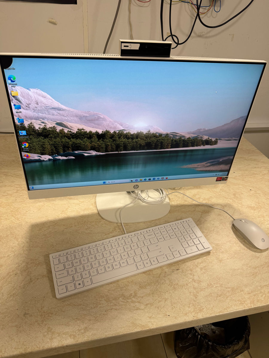 HP 27 inch All-In-One Desktop PC foto 0