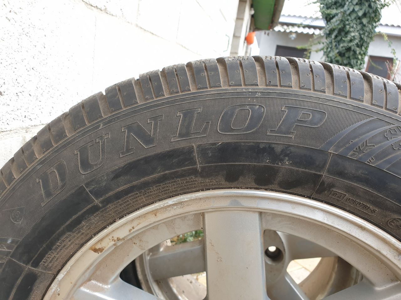 Vind 2 cauciucuri in stare buna Dunlop 235/65/R17