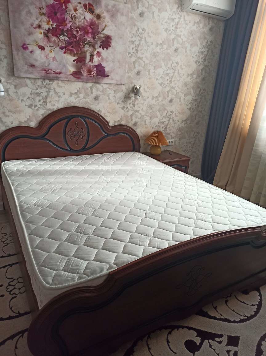 Продается кровать с матрасом 160х200, 2 тумбочки и комод с зеркалом ...