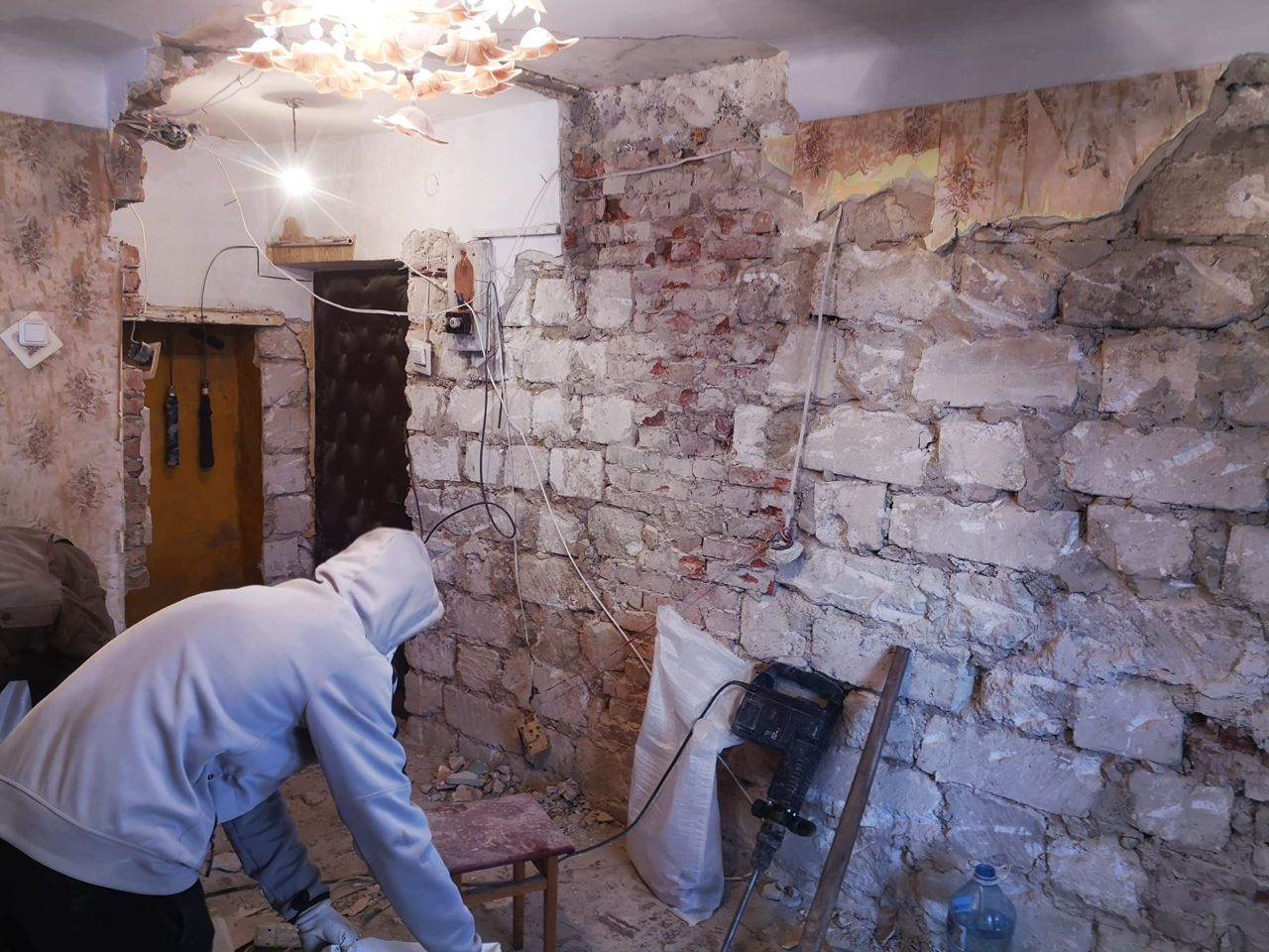 Taiere pereti, beton armat, asfalt  / demolari fundatii, plansee, pereti. foto 1