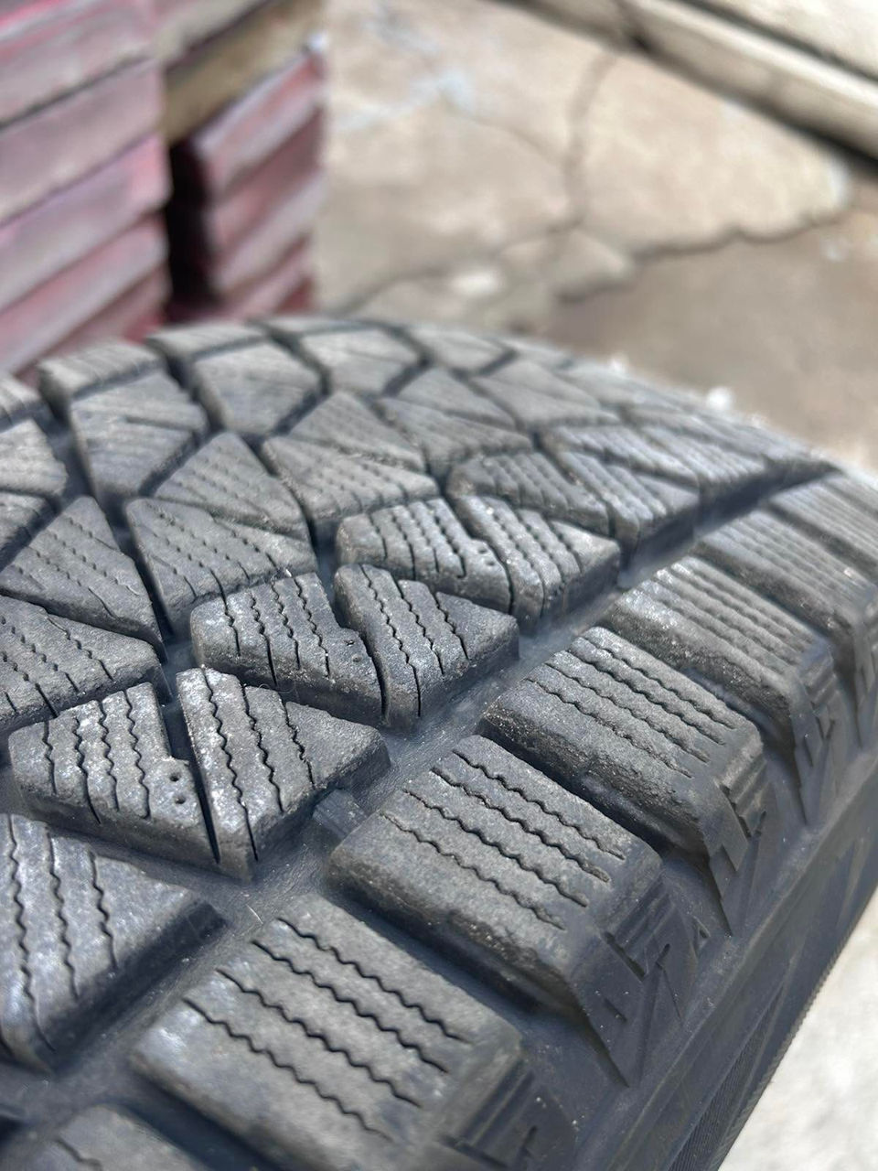 215/70 R16 bridgestone blizzak DM-V2 зима