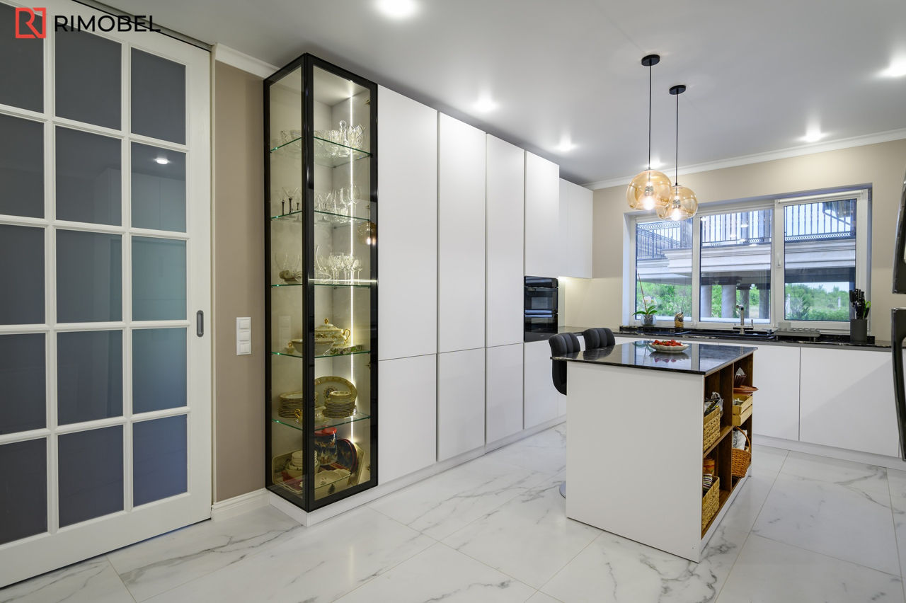 Bucătărie modernă în culoarea albă cu o peninsulă în mijloc foto 3