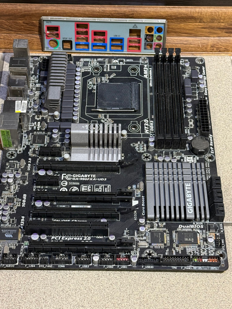 Gigabyte GA-990FXA-UD3 (Socket AM3/AM3+) foto 0