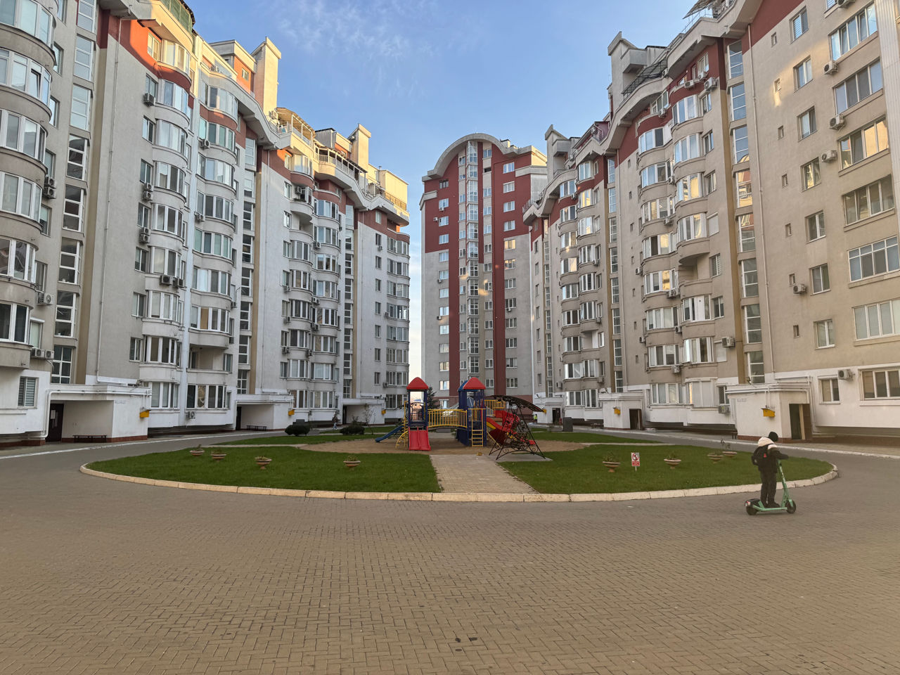 Apartament cu 2 camere, 90 m², Centru, Chișinău foto 0