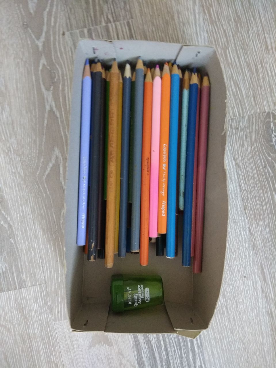Игры, карандаши, фломастеры, цветные шариковые ручки и др.