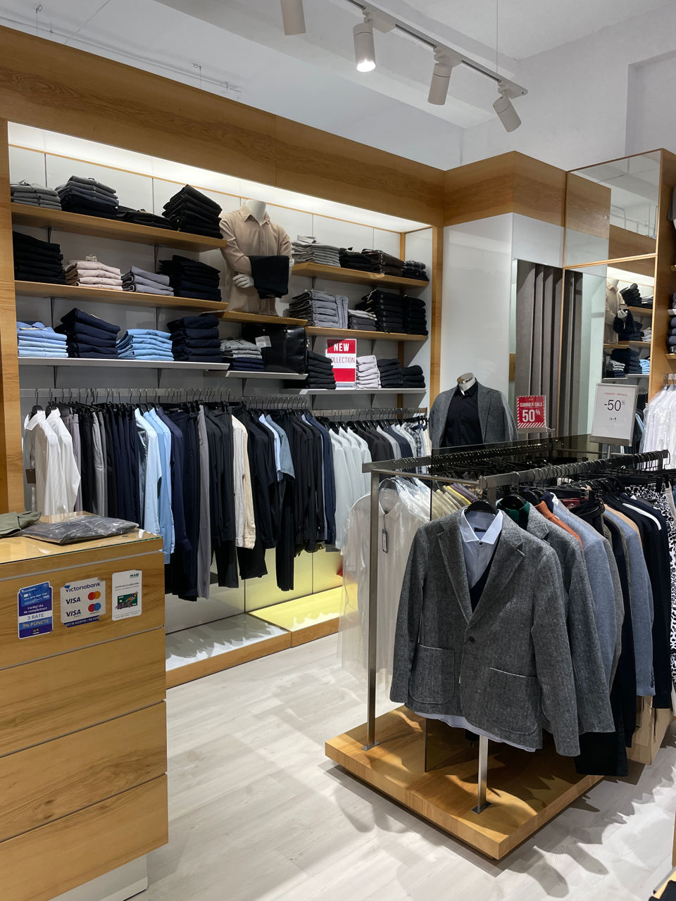 Se vinde magazin de haine in cc. Zity Mall фото 3