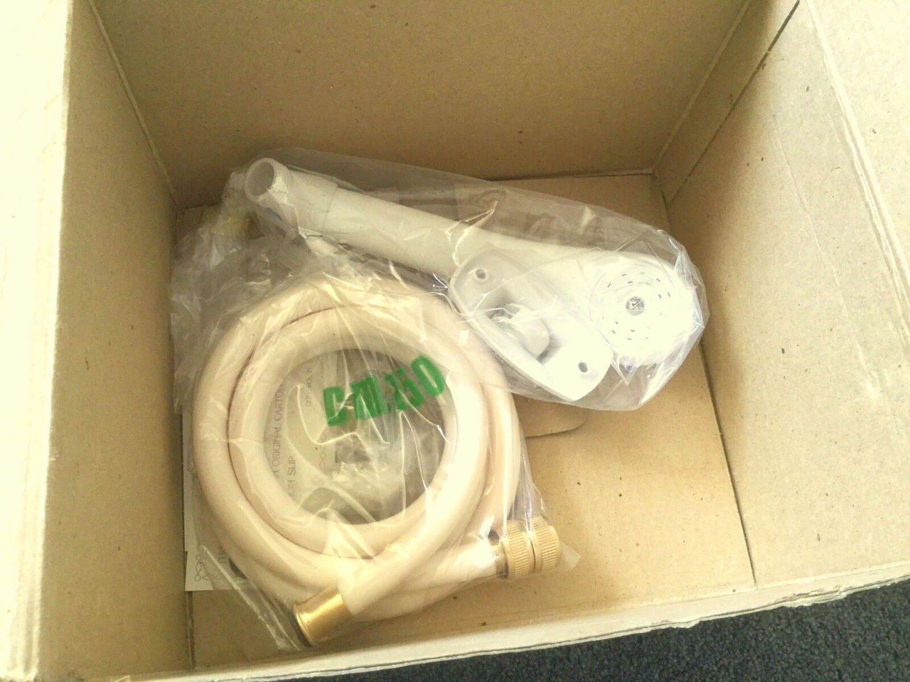 Фирменный позолоченный смеситель кран для ванной с душем.