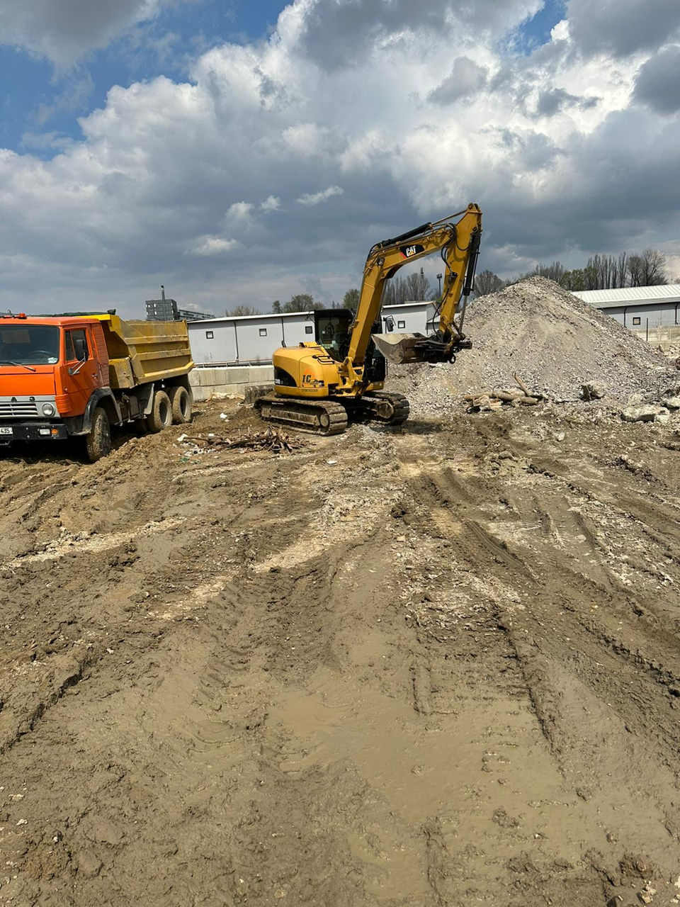 Lucrări de excavare,  terasament, compactare, incarcare, transportarea pamantului. foto 1