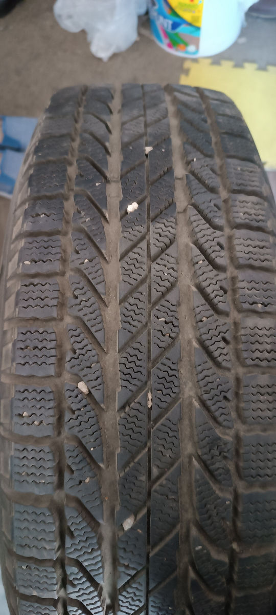 O anvelopă 215/70 R16 foto 1