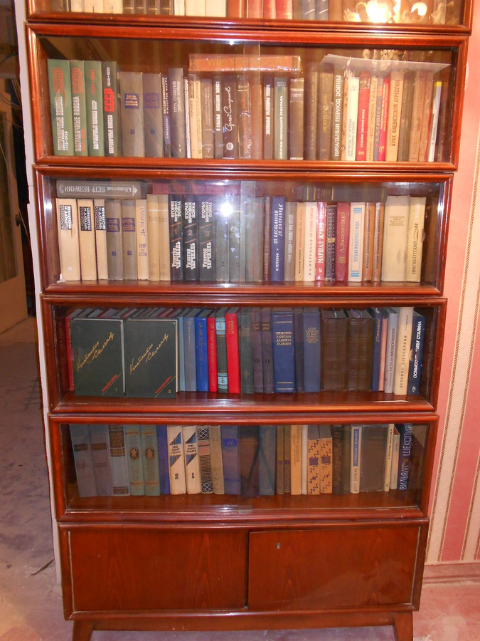 Полки книжные,застеклённые.стенка чешская "марта экстра"..