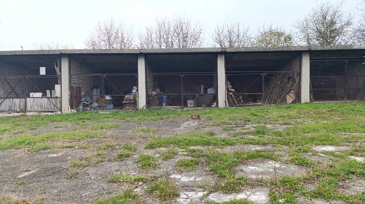 Călărași, Construcție comercială 300m2, teren aferent 20ari cu destinația pentru construcții.