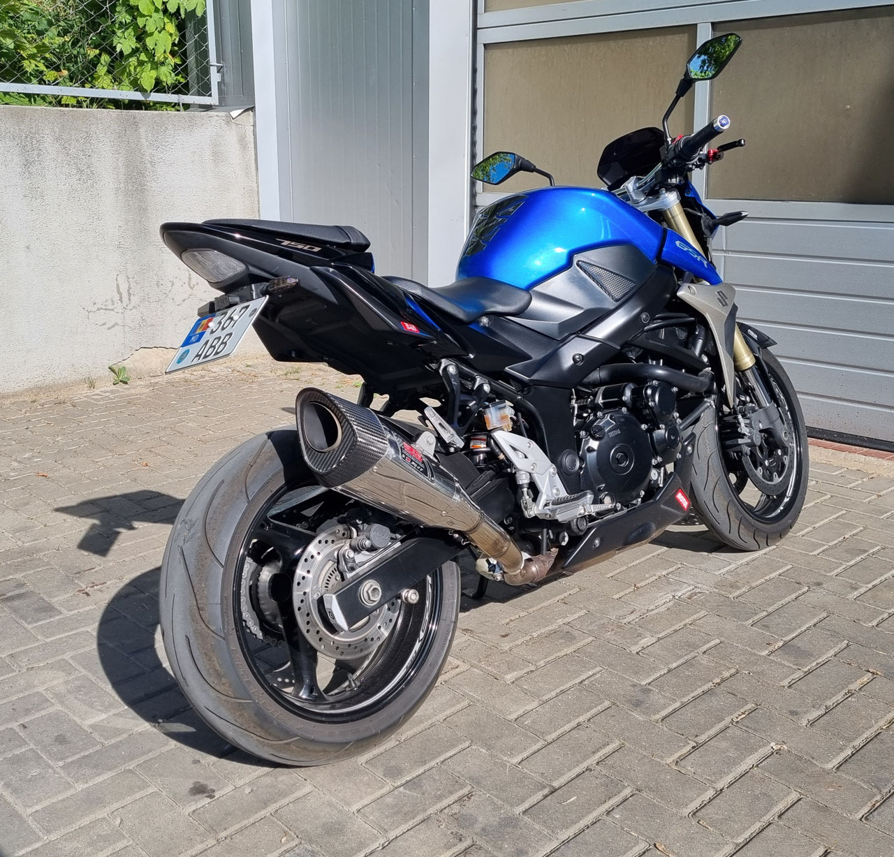 Suzuki GSR-750A foto 1