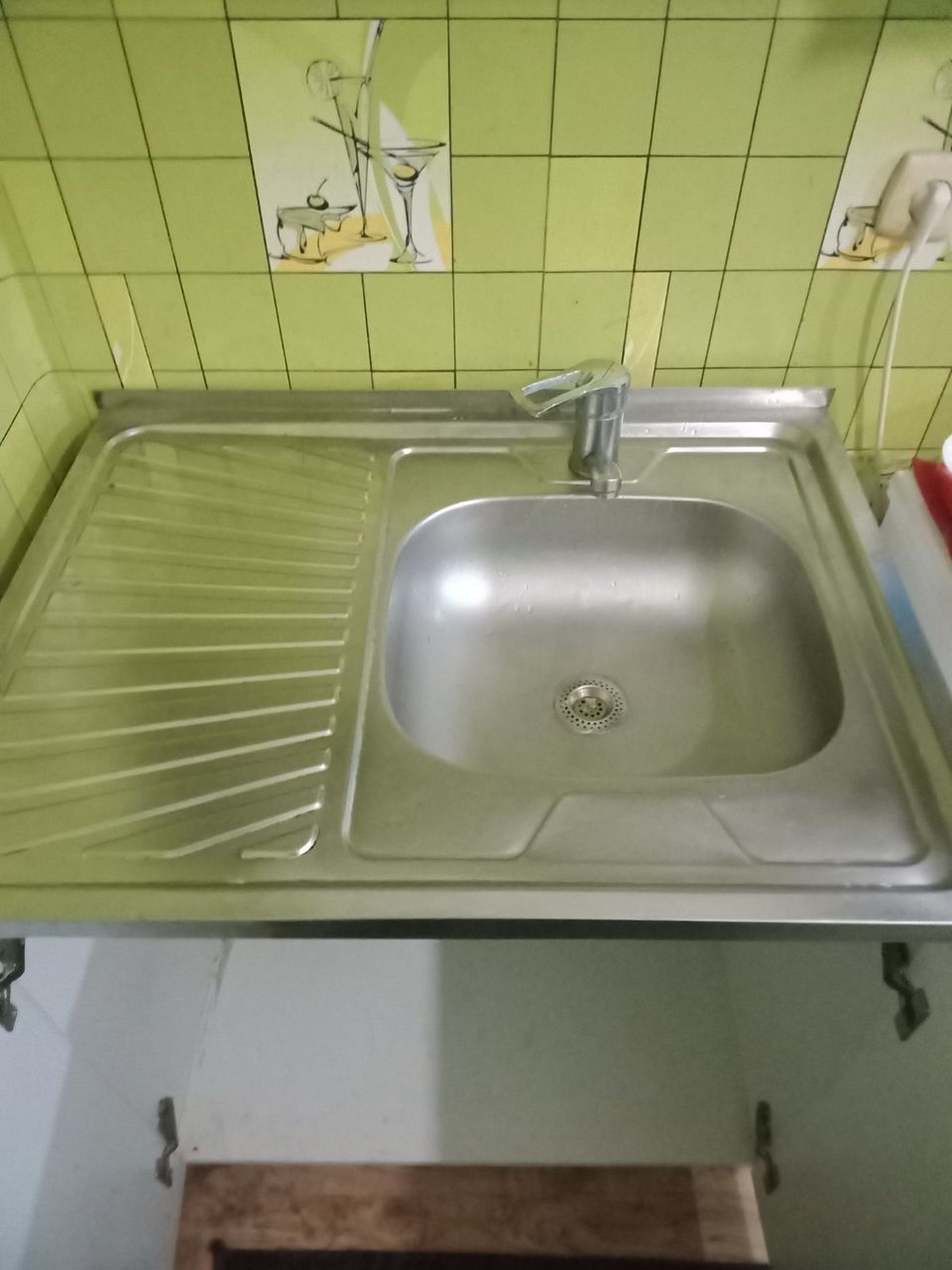 Продам кухонный шкаф мойку нержавейка,стол и два настенных шкафа