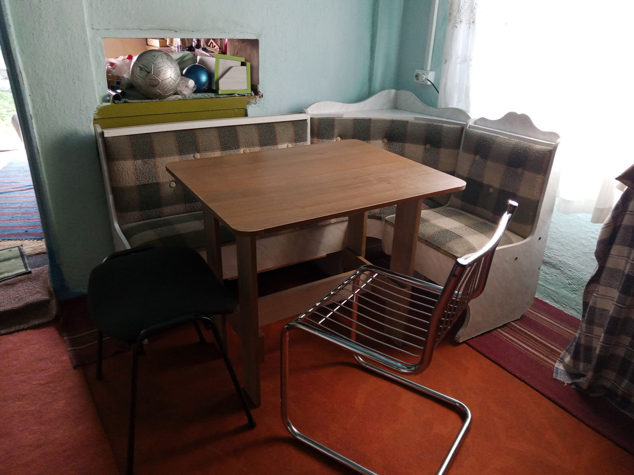 Кухонный уголок и стол со стульями