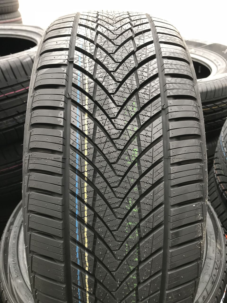 225/40 R19 Tracmax Allseason Trac saver (4 seasons)/ Доставка, livrare toata Moldova foto 2