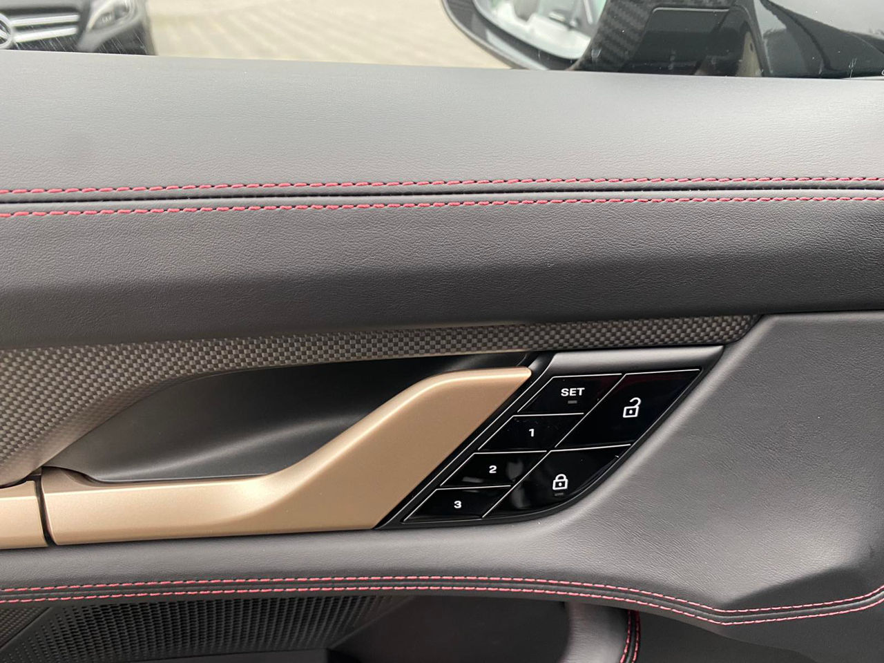 Porsche Taycan foto 7