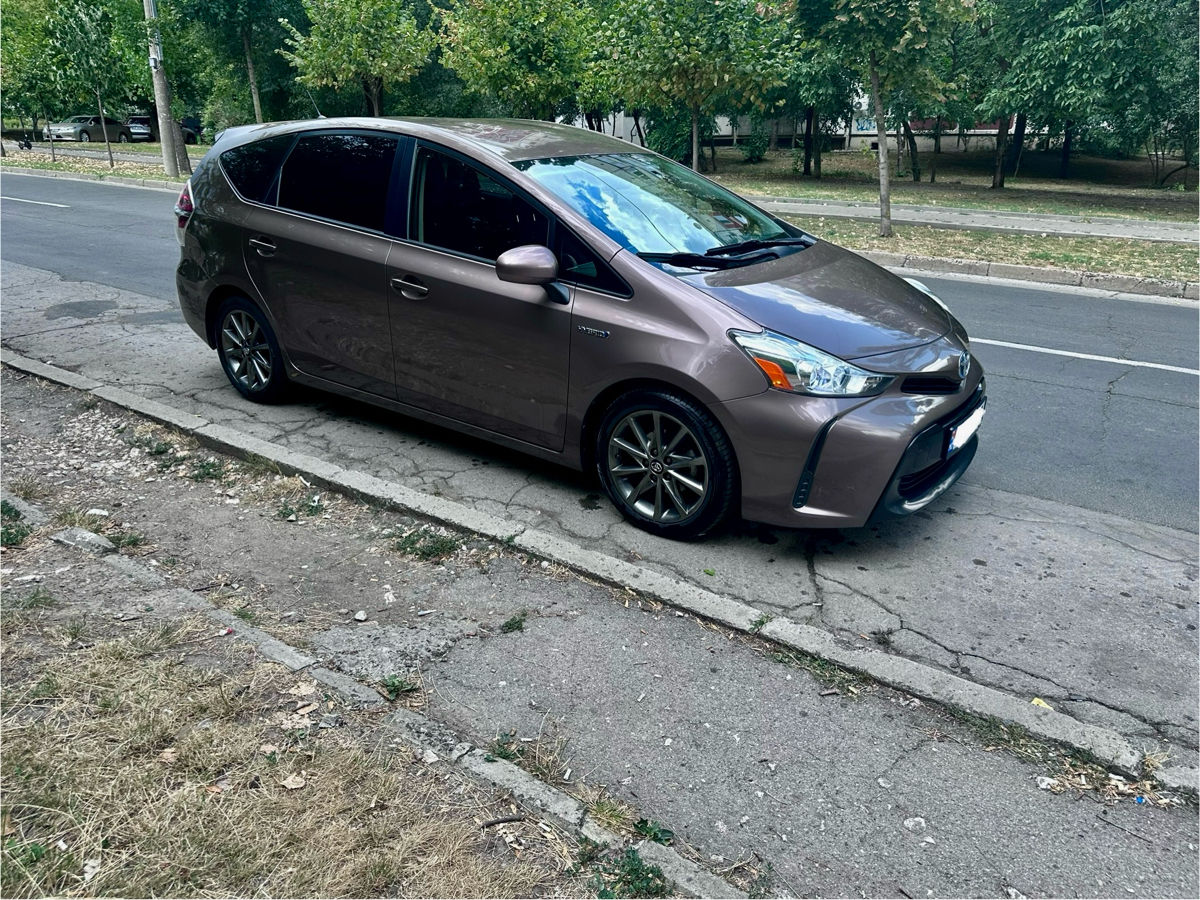 Toyota Prius v foto 1