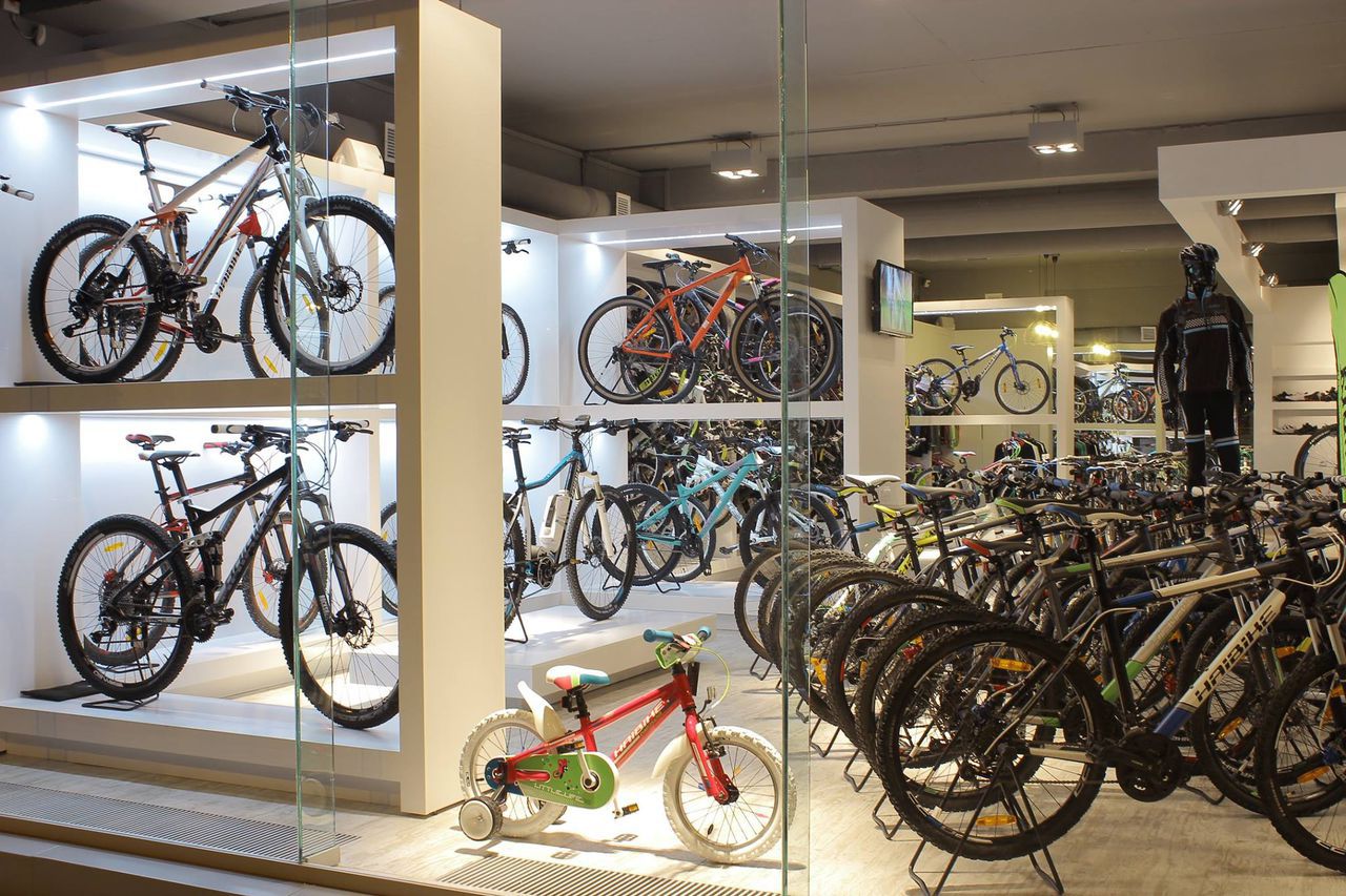 Магазин велосипедов рядом со мной. Витрина для велосипедов. Веломагазин. Европейский магазин велосипедов. Веломагазин одежда.