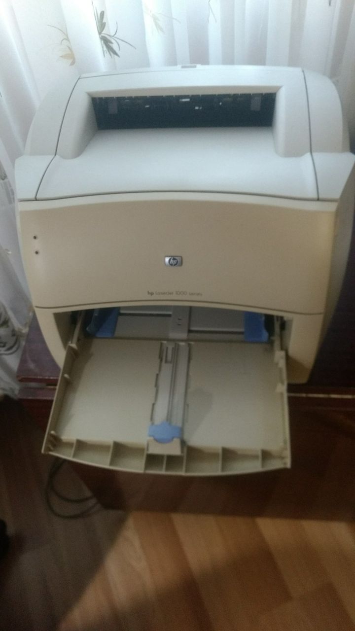 Принтер HP LaserJet 1000. В принтере картридж полностью заправлен