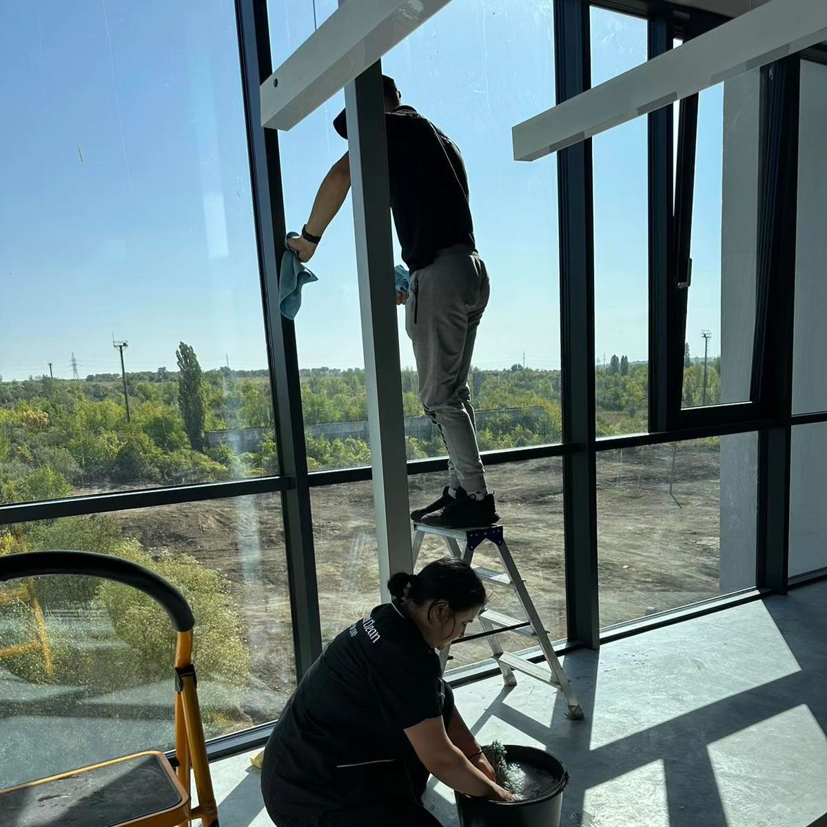 Curatarea geamurilor si a suprafetelor vitrate foto 0