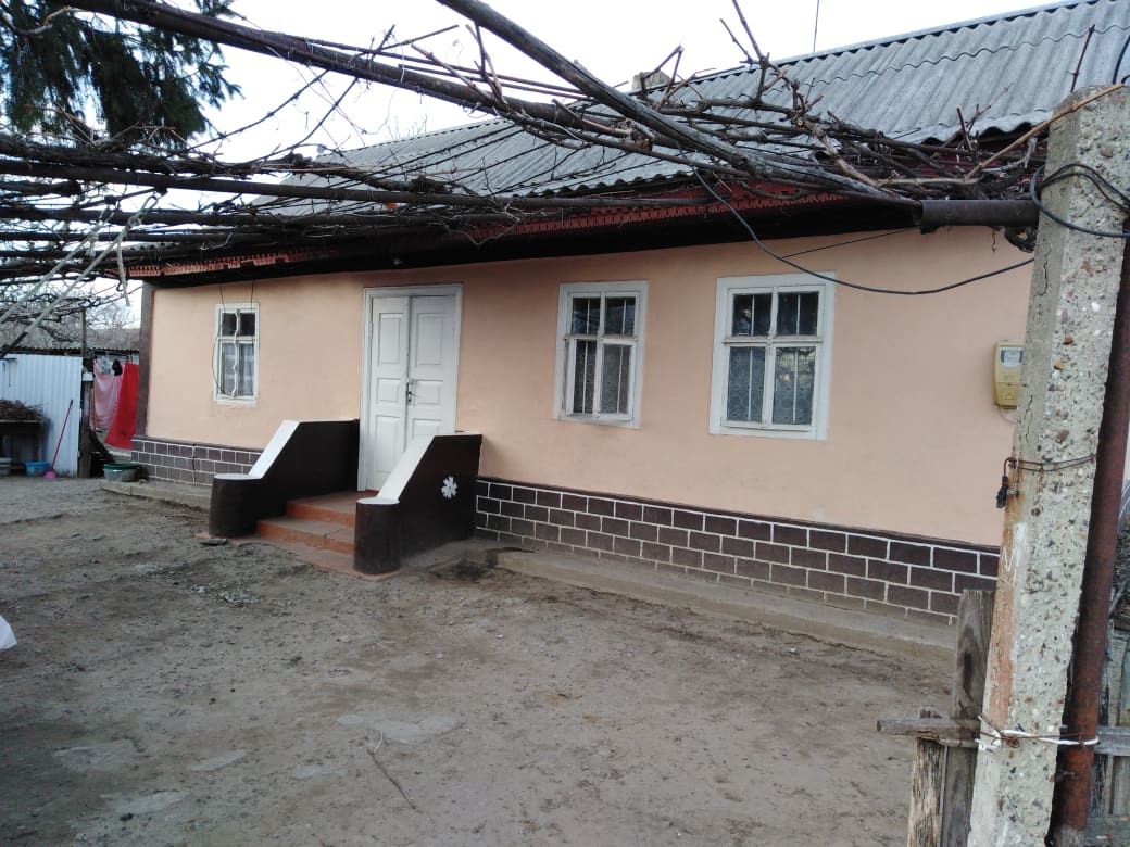 Se vinde Casa in Centrul satului Cosnita!!! Urgent! foto 0