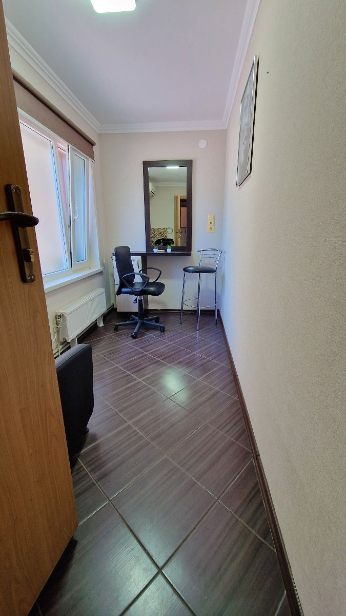 В аренду два кабинета: 6 м² и 7 м² на первой линии,под любые виды услуги,г.Бельцы ,цена договорная фото 3