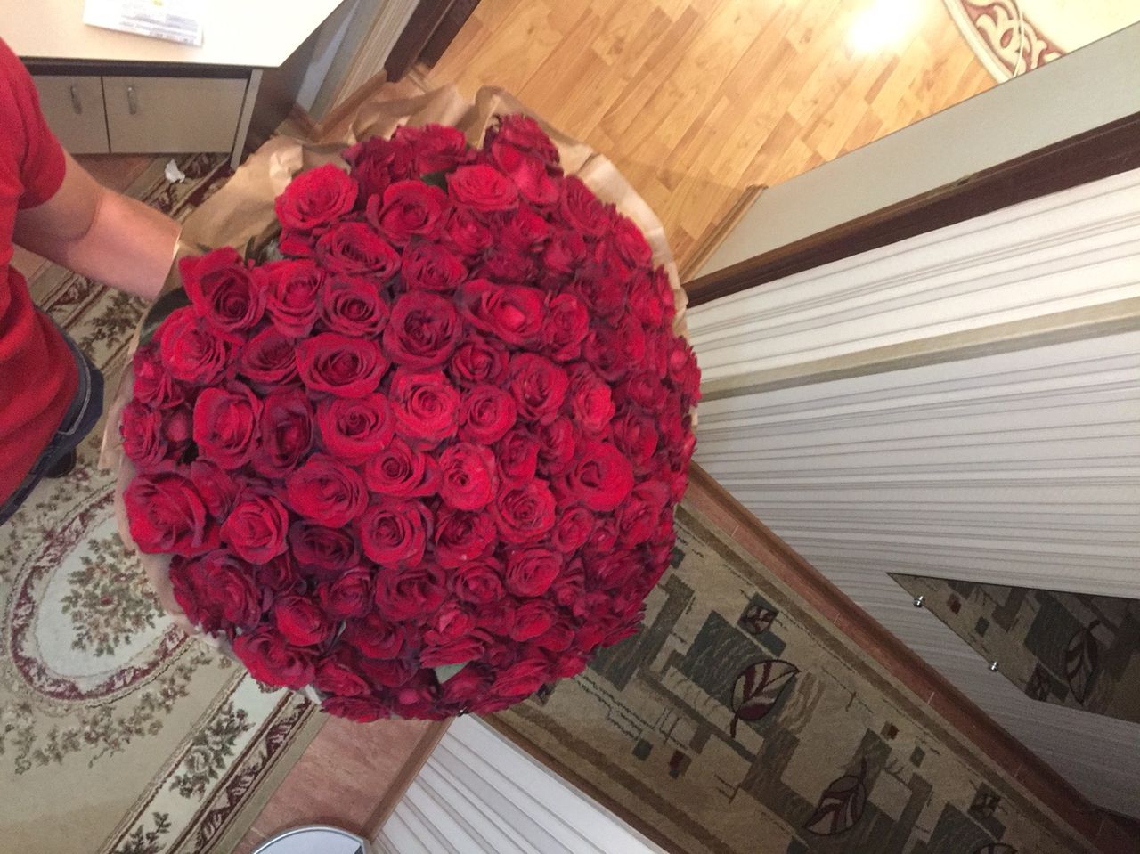 Большой букет роз дома реальное фото