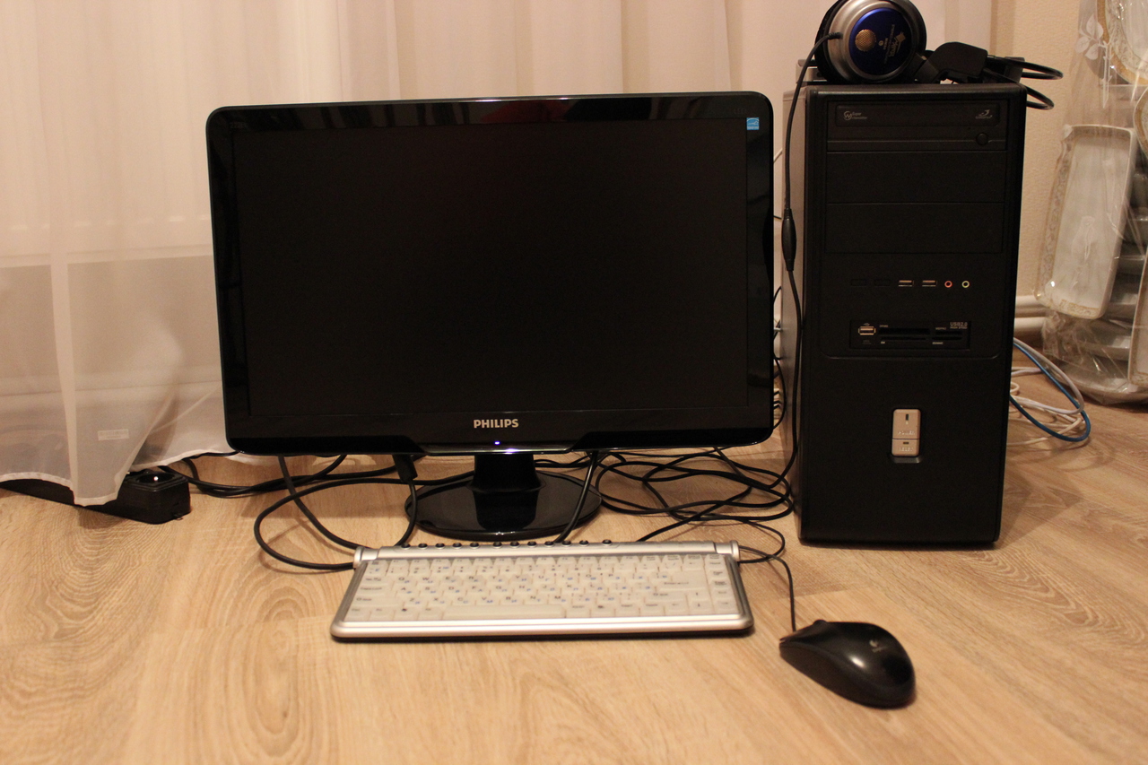 Домашний компьютер. Компьютер офисный (Core i5, монитор 18,5", клавиатура, мышь, ИБП, принтер НР). Домашний компьютер с монитором. Системник и монитор на столе. Обычный комп.