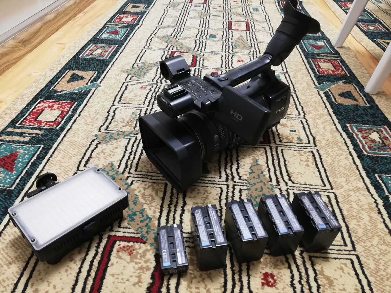 Sony HDR-AX2000E фото 1