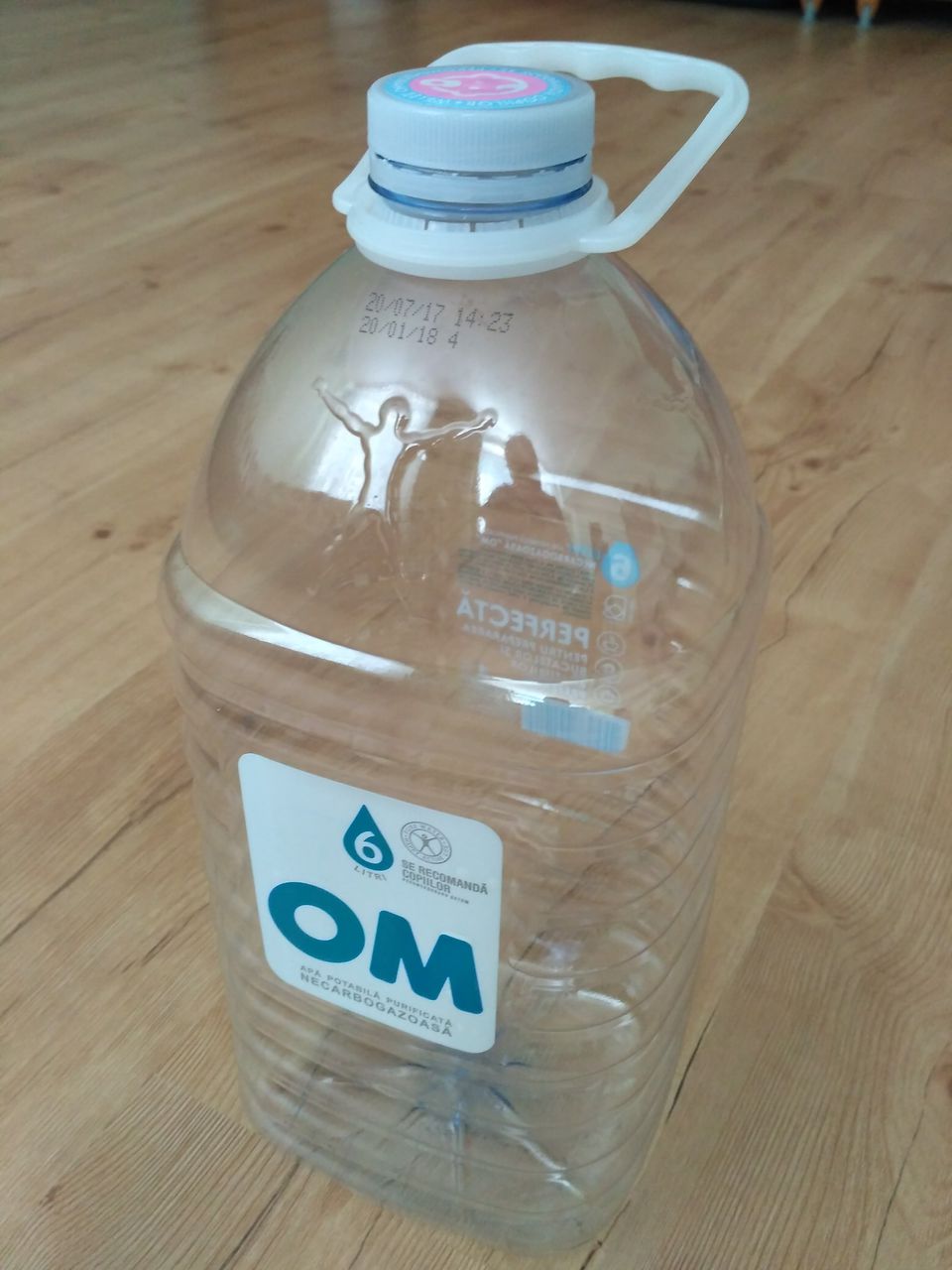 Бутыль пластиковый объем 6-9 литров от воды OM