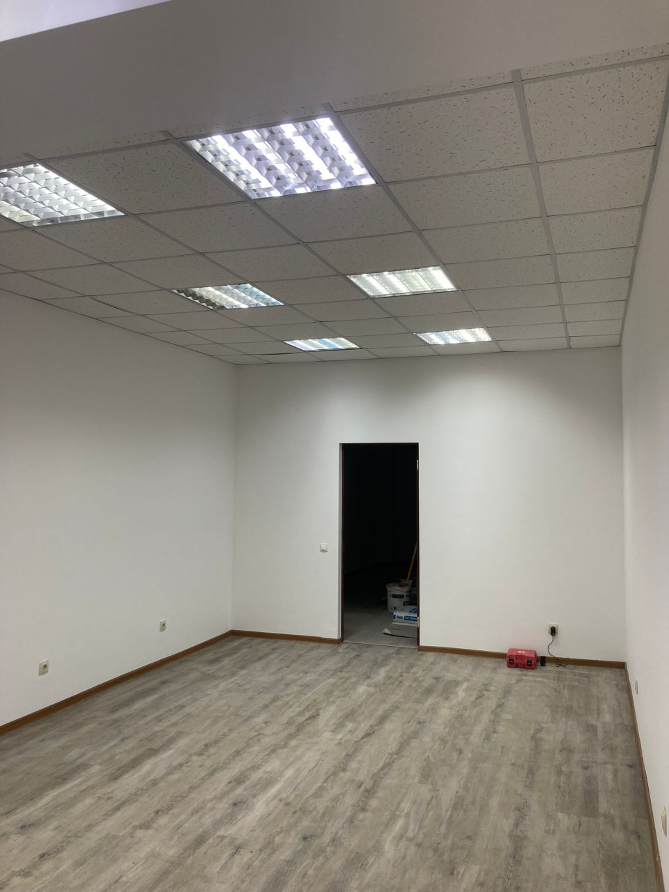 Ofer oficiu  în chirie,1/2 =250€,30m2 =500€,20 M2=400€ apă, aer condiționat,rolete,jaluzele,etajul 1 foto 4