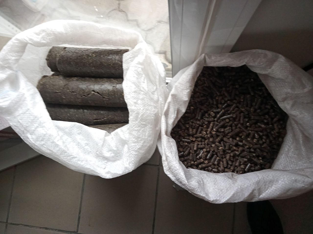 Brichete si peleti  pentru foc din biomasa   răsărită  şi lemn foto 5