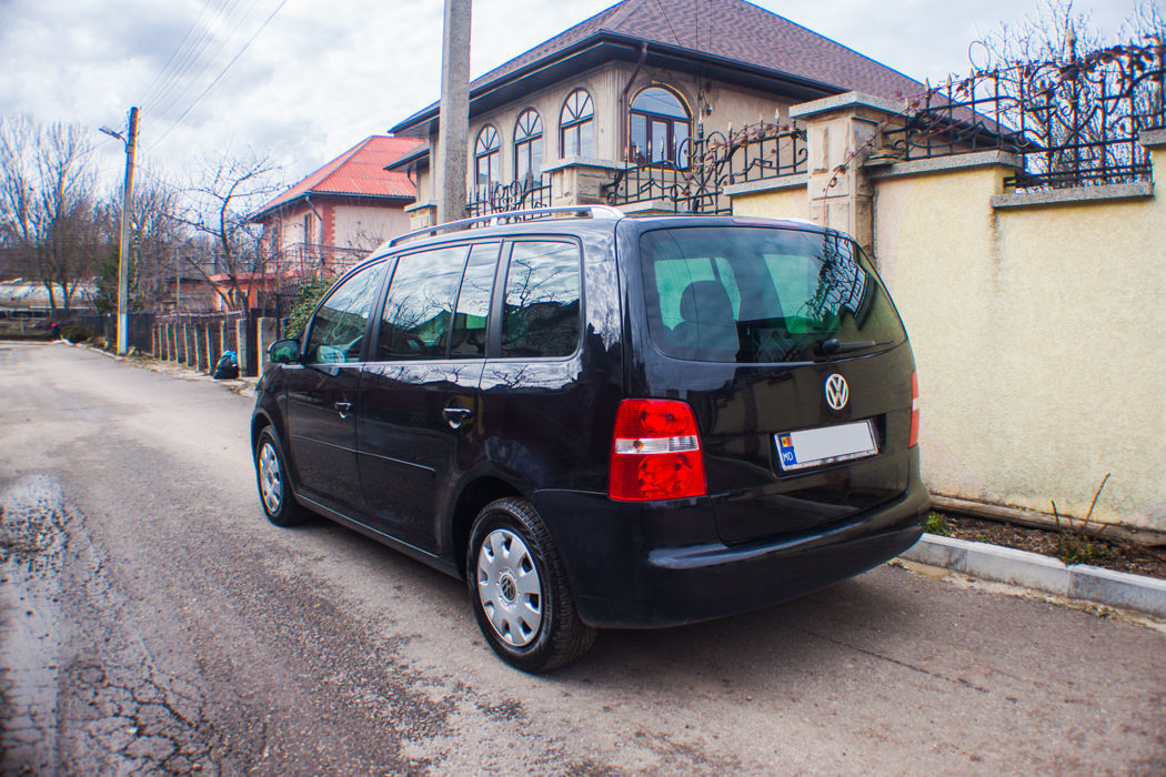 Volkswagen Touran foto 2