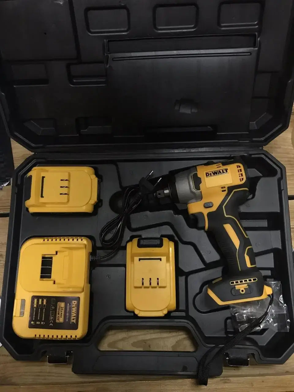 Шуруповерт DeWALT (24V 4A/h) Аккумуляторный гайковерт  24 вольт .