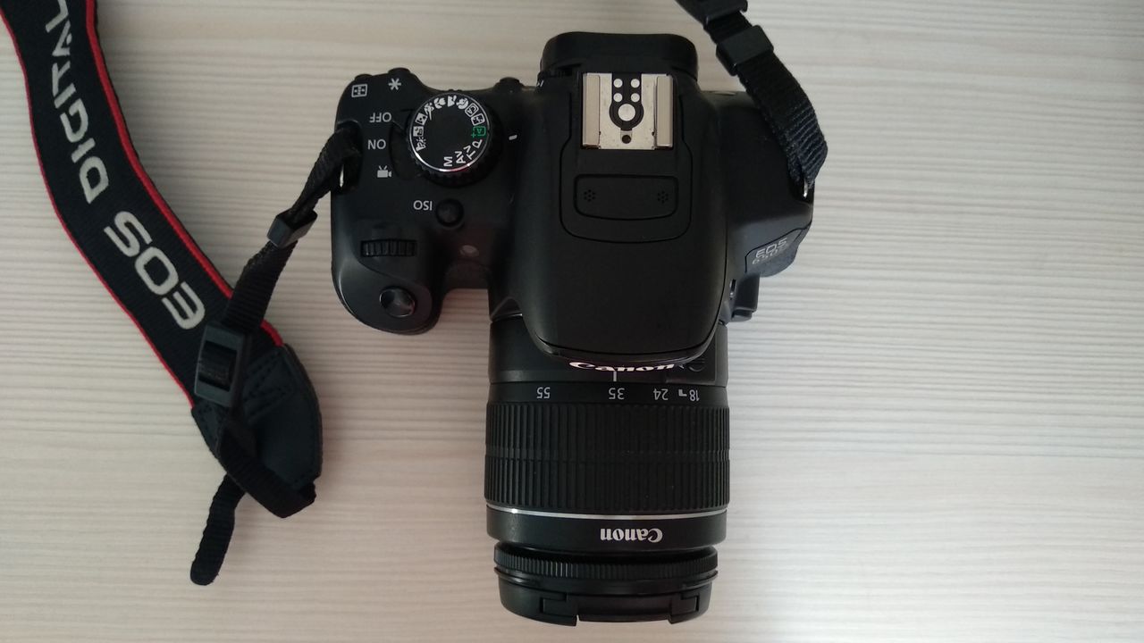 Canon 650D + Объектив Кит + сумка + флэшка