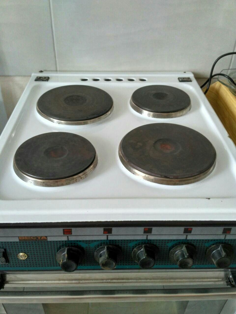 Электрическая плита с духовкой веста белая, четыре конфорки. ш*г*в -50* .