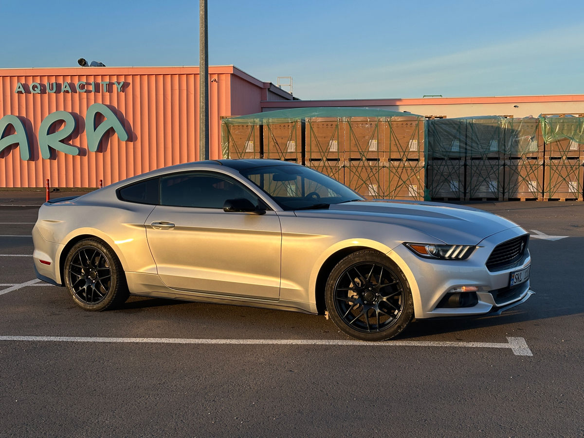 Ford Mustang foto 2