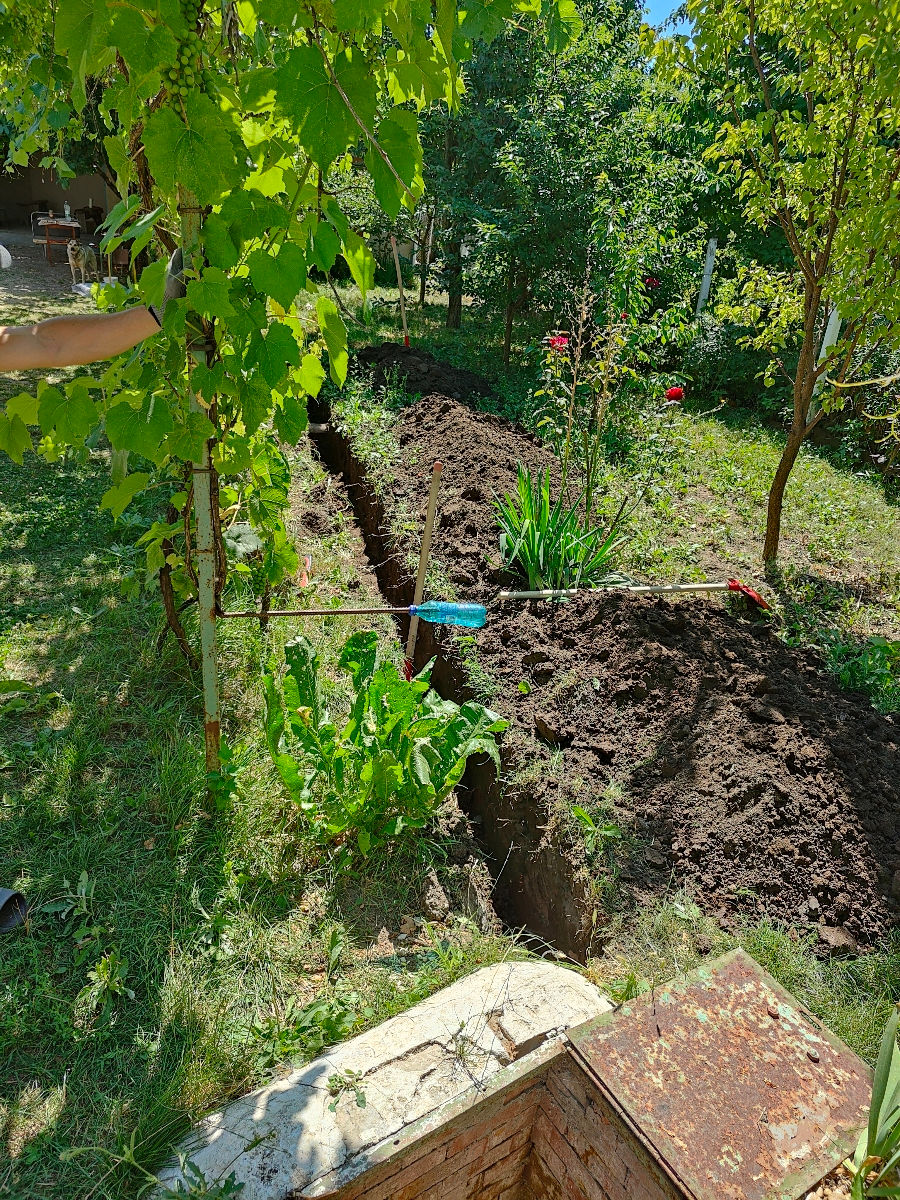 Копаем канализации / săparea de șanțuri, canalizare (fosă septică). foto 3