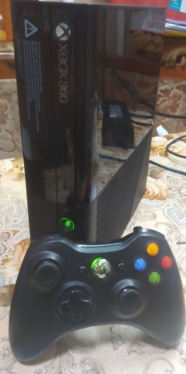 Продам XBOX 360 E 250 гб Freeboot + 30 игр