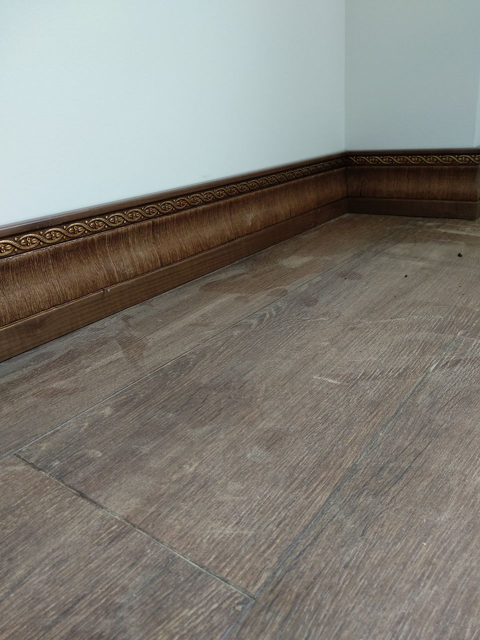 Instalare plintă MDF/Poliuretan și parchet laminat / монтаж плинтусов установка ламинатa foto 2