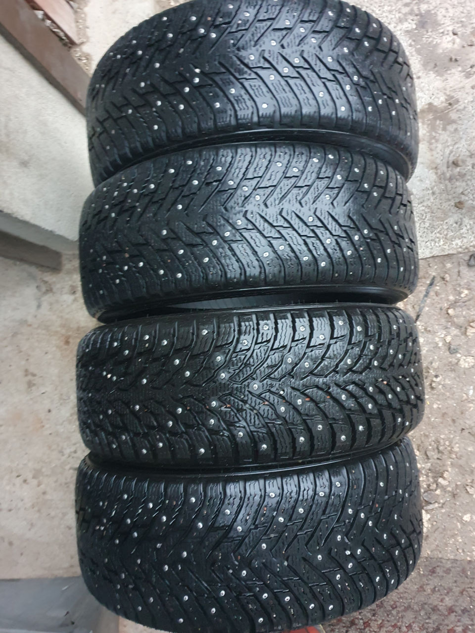 215/55/ R16- NOKIAN.