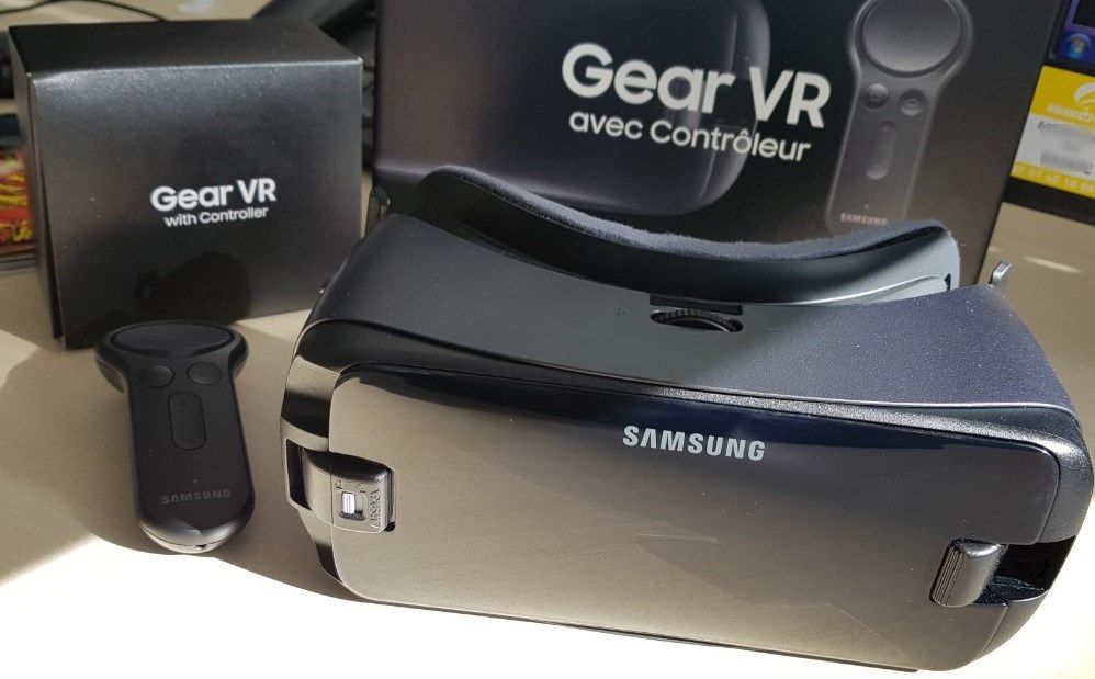 Samsung's gear vr. Samsung Galaxy s9+ Gear VR. Самсунг Гир ВР 2017. Samsung Gear VR with Controller. Самсунг s10 VR очки виртуальной.