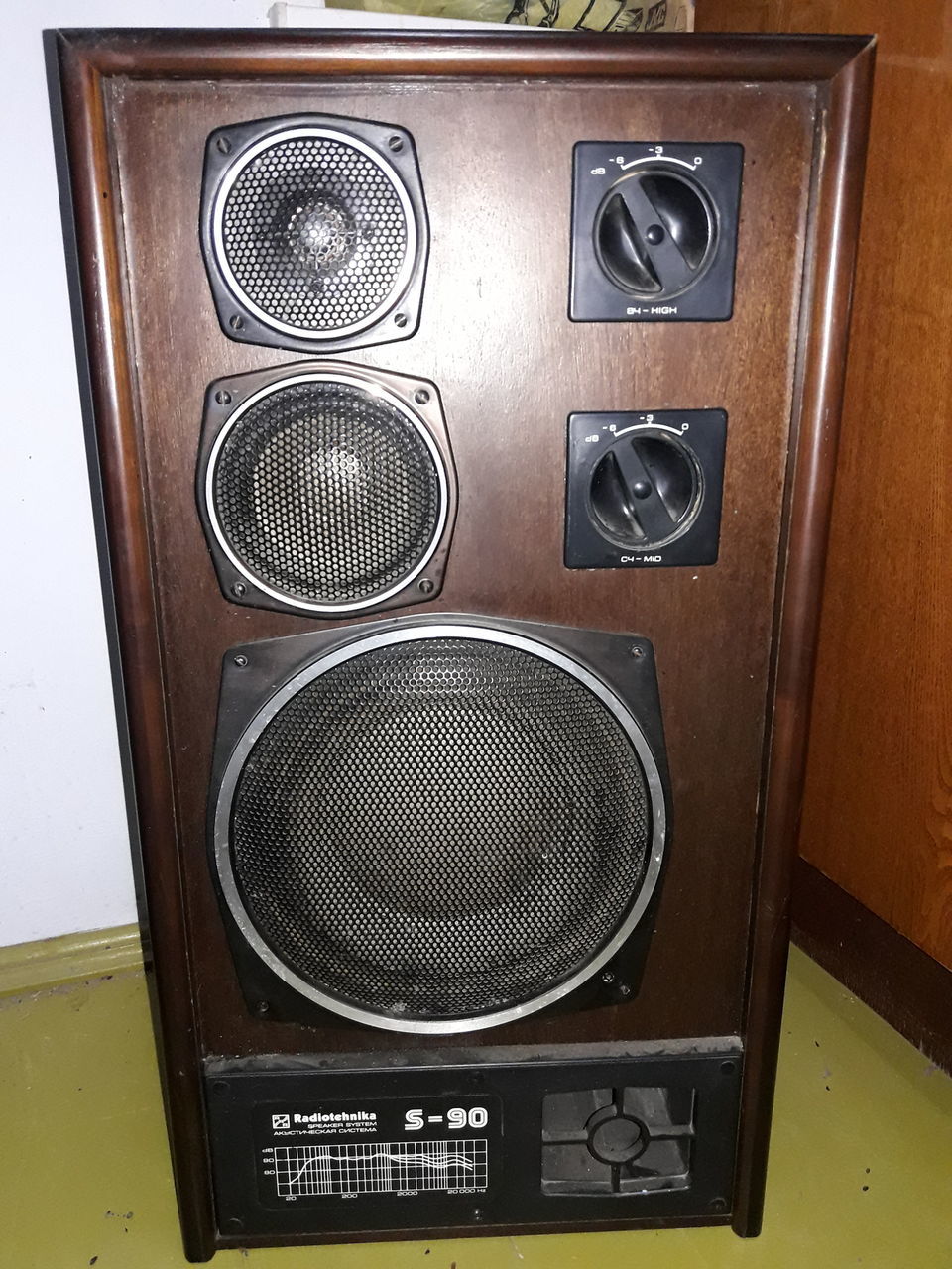 S 90. Колонки в отличном состоянии, всё родное, практически не работали ...