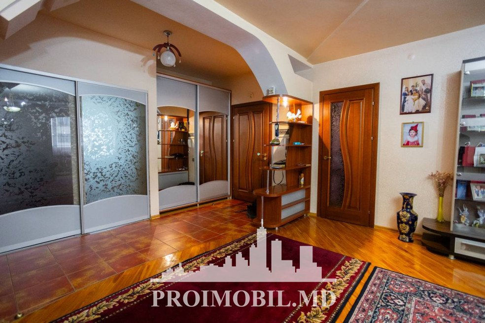 Apartament cu 4 camere, 202 m², Buiucani, Chișinău foto 2