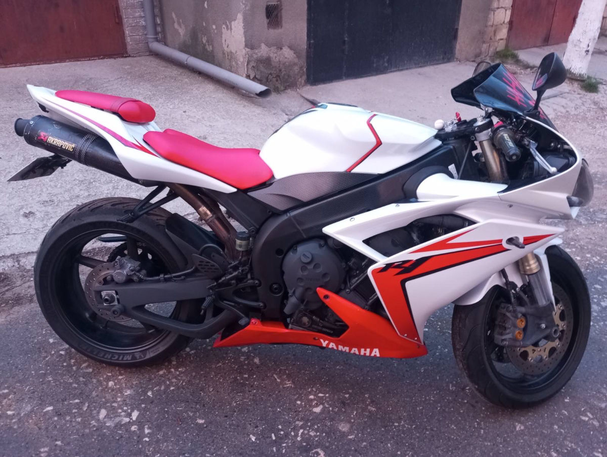 Yamaha R 1