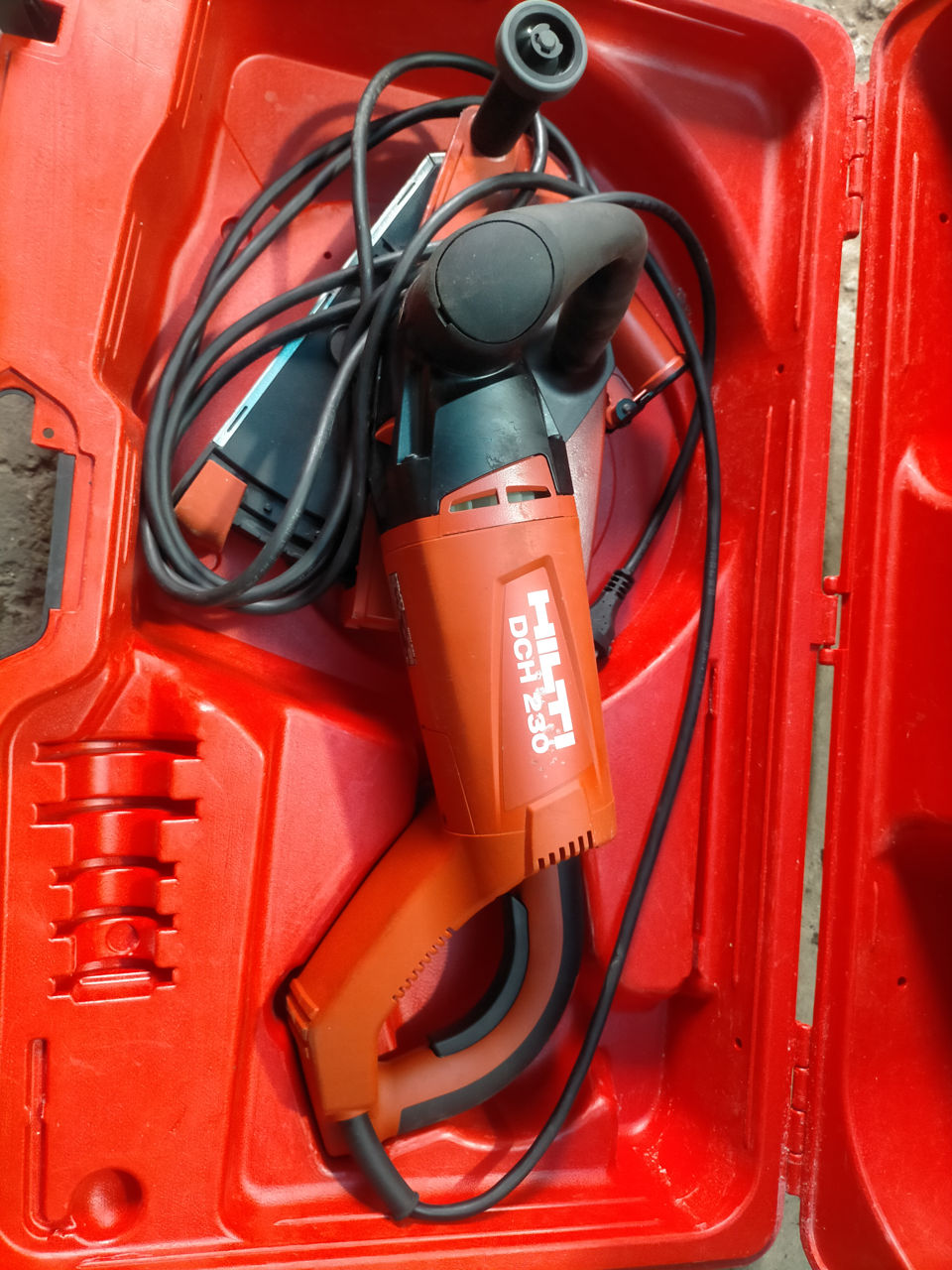 HILTI DCH 230 машина отрезная алмазная Применяется для резки железобетона,  В идеальном состоянии ил