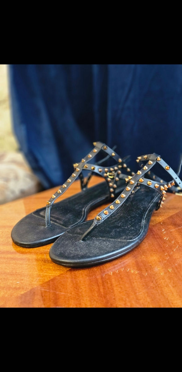 Sandale negre tip T cu tinte auri Zara фото 0